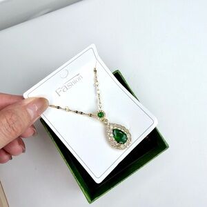 Elegant Green and Gold Teardrop Necklace
